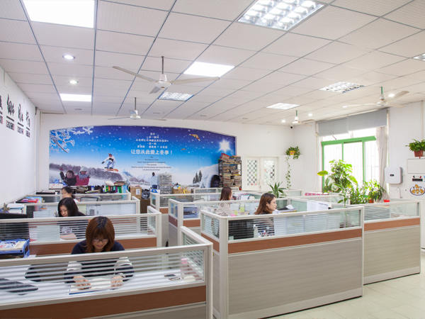 佛山睿牛制衣品牌羽絨服定制來圖來樣免費(fèi)設(shè)計(jì)打版品質(zhì)保障